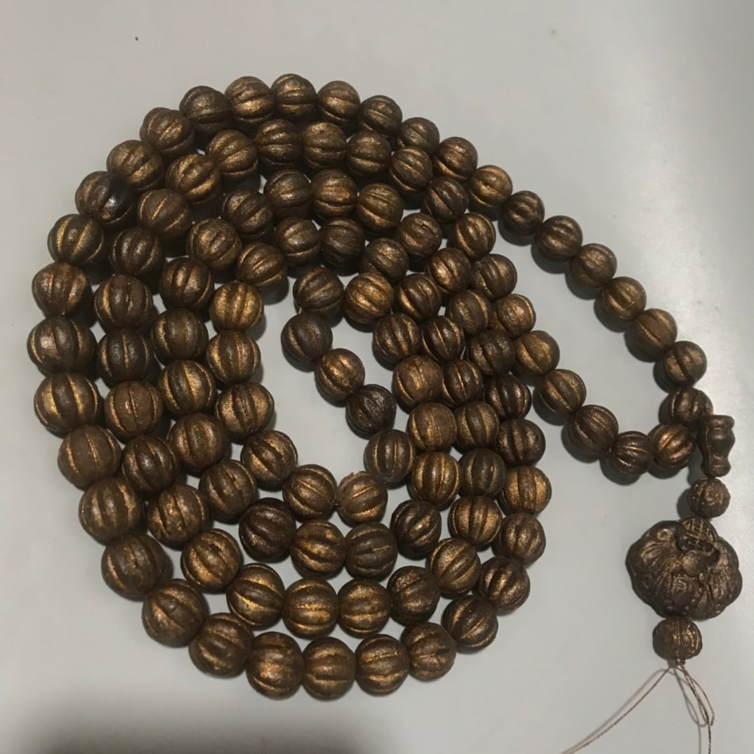 Old collection: Gold-sealed agarwood necklace with 108 beads: Old collection: Gold-sealed agarwood necklace with 108 beads. Precious old agarwood, high-quality material, carefully selected grains, pleasant and refreshing fragrance, round carving patterns, exquis