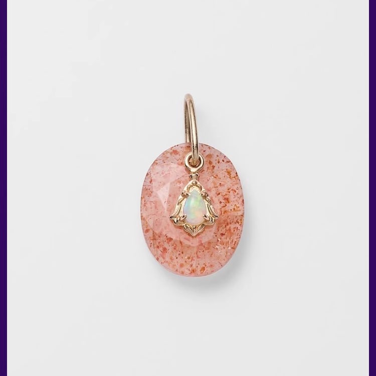 Alloy inlaid sunstone pendant: Alloy inlaid sunstone craft pendant Material: alloy Gemstone: sunstone x opal Freight: 1.International Freight: Foreign shipping charges are determined by destination. 2.Photos, descriptions and valua