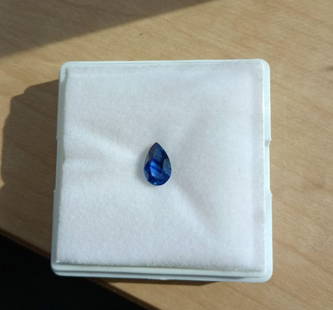 Royal Blue Sapphire Loose Stone: Royal Blue Sapphire Loose Stone Weight 1.002ct Size: 4.92mm X7.61mmX3.36mm This is a royal blue gemstone over 1 carat. This is a very rare sapphire with color bands and gradient effects. It sparkles a