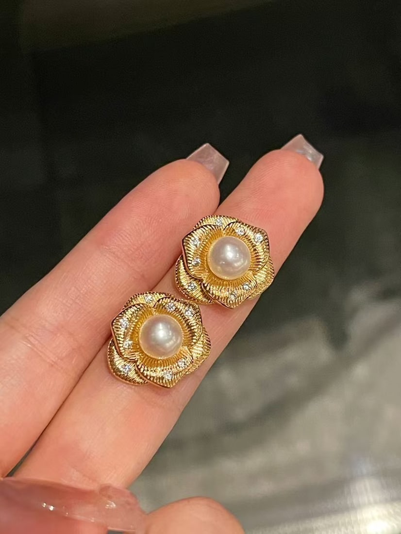 Piaget Flower Pearl Earrings (1 of 3)