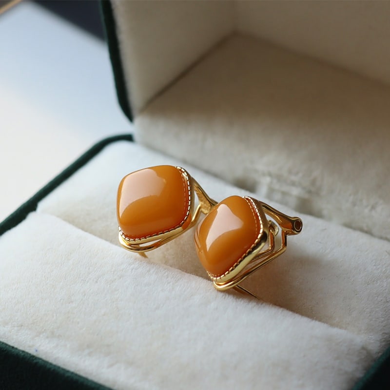 Simple and high-grade old wax egg-shaped pendant (1 of 4)