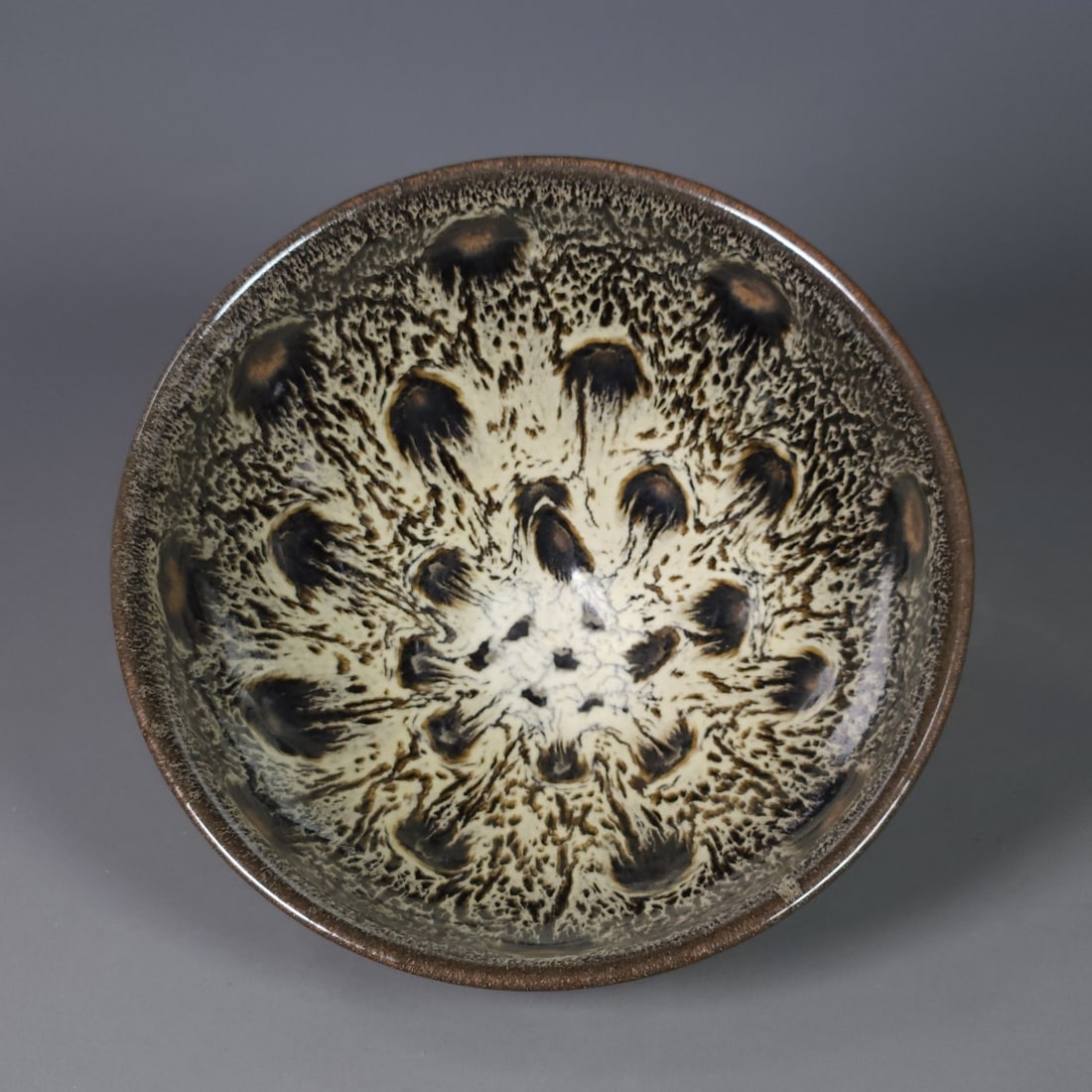 Song Dynasty style Jian kiln Jianzhan: Song Dynasty style Jian kiln Jianzhan Height 7.5cm Width 13cm Freight:1.International Shipping: Foreign shipping costs are determined by the destination.2.Photos, descriptions and valuations are caref