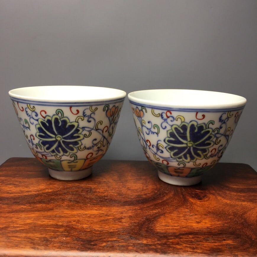 Qing Guangxu-style blue and white lotus-patterned tea cup: Qing Guangxu style blue and white lotus pattern tea cup diameter 7.5cm height 6cm Freight:1.International Shipping: Foreign shipping costs are determined by the destination.2.Photos, descriptions and