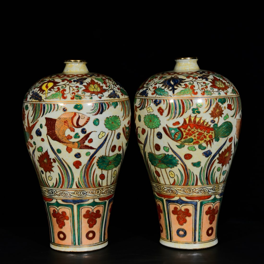 A Plum Vase with a Five-Colored and Gilded Fish and Algae Pattern, Yuan Style: Yuan-style five-color gold-painted fish and algae pattern plum vase Height 44cm Width 26cm Freight:1.International Shipping: Foreign shipping costs are determined by the destination.2.Photos, descript