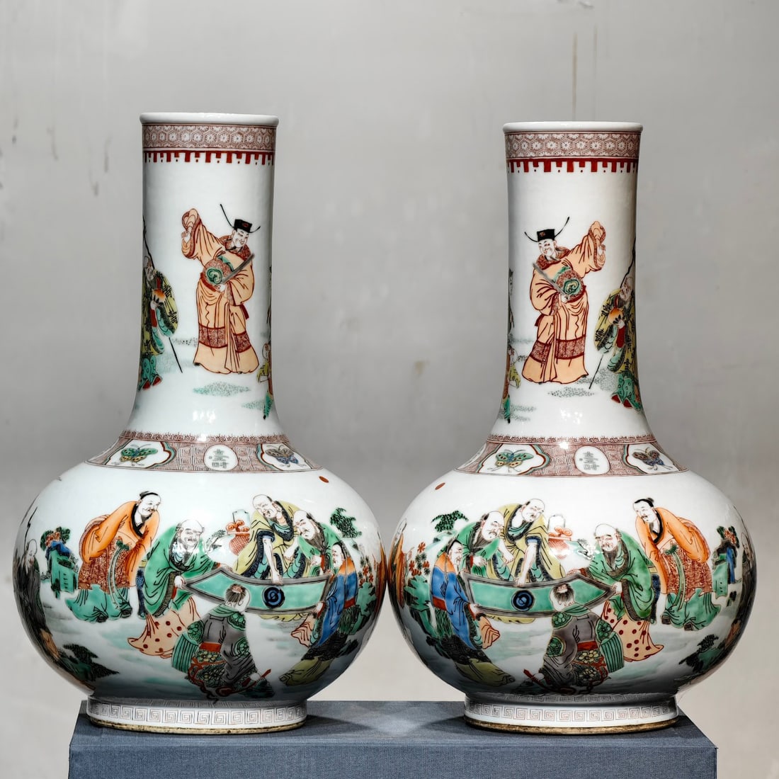A pair of Qing Dynasty style multicolored Jiulaoguan Tai Chi long-necked flasks: A pair of Qing Dynasty style five-color nine-old man watching Tai Chi long-necked vases, Kang five-color cancels the underglaze blue and white, and the whole body is painted with overglaze characters