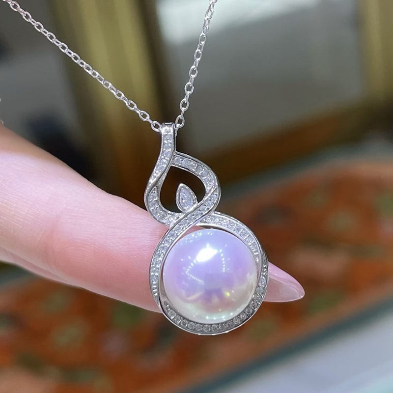 Natural freshwater pearl necklace pendant (1 of 4)