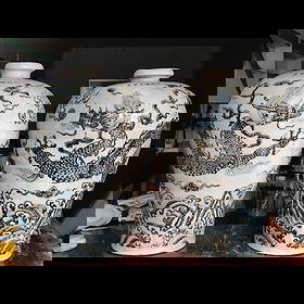 Ming Dynasty style blue and white dragon pattern plum vase: The blue and white dragon pattern meiping vase was made during the Jianwen period of the Ming Dynasty, with a height of 41.5x40cm. The shape and glaze color: the meiping vase features a slender and el