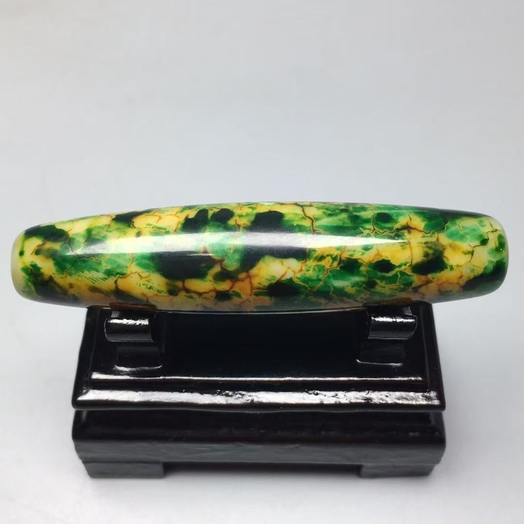 Natural Cinnabar Agate with Silk Patterns and Aged Patina: Natural cinnabar twisted silk color treasure varnish old agate, size: about 57.7×13.6, material: agate and chalcedony Freight: 1.International Freight: Foreign shipping charges are determined by dest