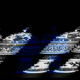 A pair of blue and white dragon patterned high-footed covered jars with a Ming style: A pair of blue and white dragon patterned pedestal covered vases with high legs, 20x11.5cm. Technical features: The shape is bean-like, with a lid, consisting of three parts: lid, vase body, and pedes