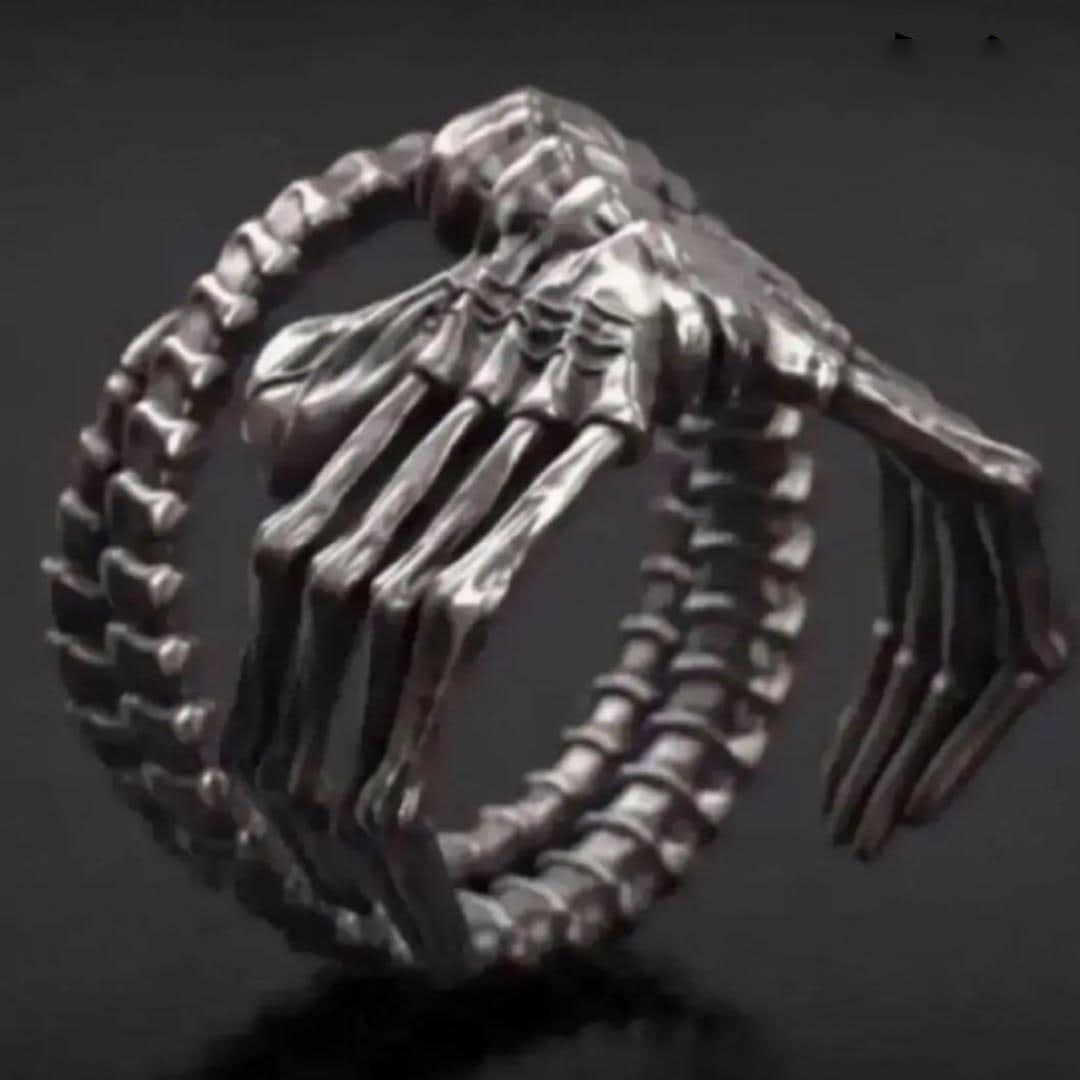 Facehugger Retro Ring: Alien Antique RingProduct DescriptionFacehugger Vintage Ring 17th Alien Antique Punk RockSize 17Color: Vintage SilverMaterial: AlloyThis silver ring is inspired by the Alien Facehugger, with exquisite