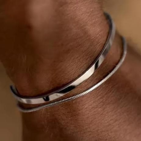 Silver Bracelet and Bracelet Set: Silver Bracelet and Bracelet Set - Unisex High-end Silver JewelryProduct DescriptionA set of delicate bracelets and bangles.The size is moderate, able to outline an elegant contour for the wrist.Mater