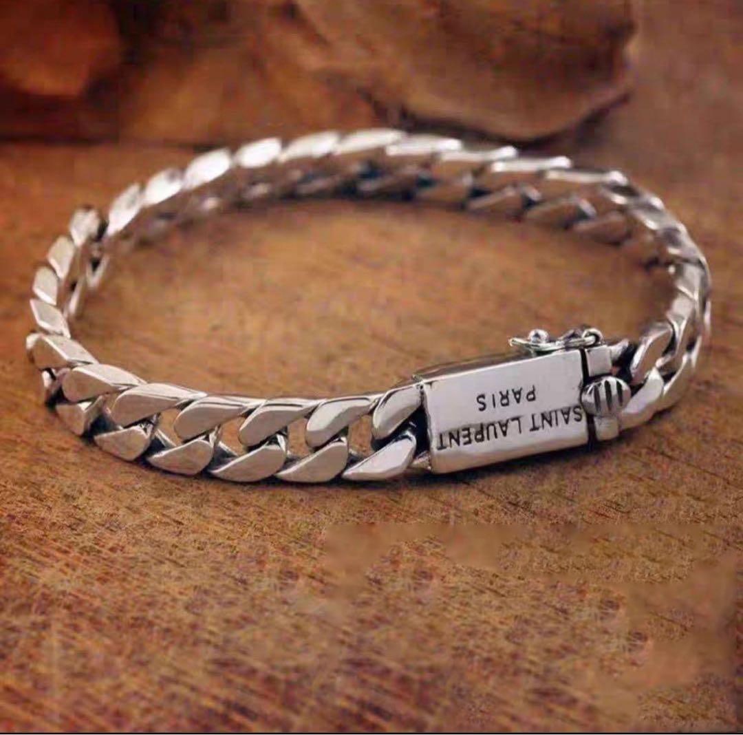 Stylish and luxurious silver bracelet: Stylish and luxurious Silver Quiping bracelet, 22 cmColor: SilverWidth: Approx. 6mmInner diameter: About 22 cmWeight: About 25 gramsMaterial: Copper (Alloy)Surface treatment: ElectroplatingDue to the