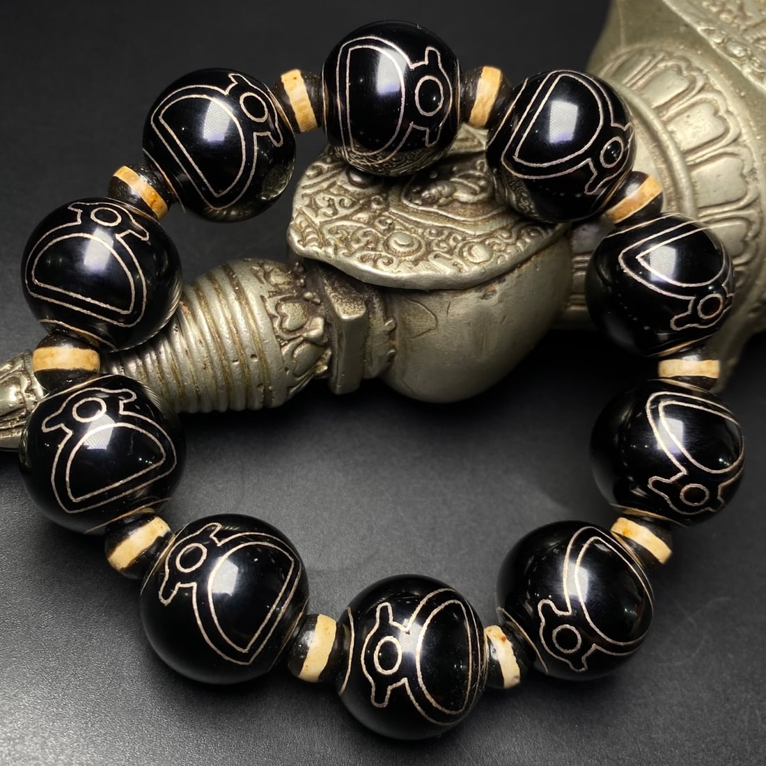 Silver Inlaid Wealth God Dzi Bead Bracelet: High oil Patina-set silver wire dzi bead bracelet Size: 20mm x 10 beads. The agate is an ancient fossil, a fossil of the Himalayan snail. These ancient sea snail fossils have been revealed to the worl
