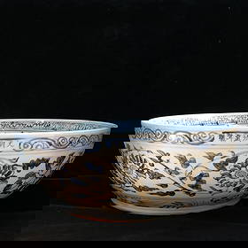 Ming dynasty style ink wash hand-painted qilin picture large bowl: A large bowl with a hand-painted Qilin design in the Hongwu style (Ming Dynasty style). Hongwu blue and white porcelain is representative of early Ming Dynasty blue and white porcelain. The intertwine