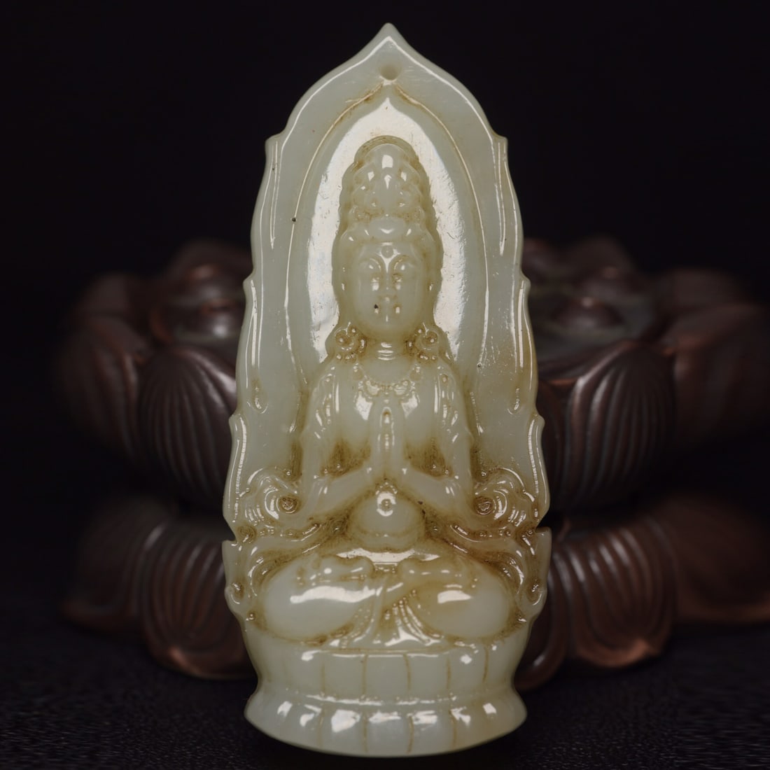 Jade Guanyin Pendant from Hetian: Guan Yin pendant made of Hetian jade, specifications: 8.8×3.9×1.9 centimeters, weighs 100 grams. The jade is fine and smooth, the shape is exquisite and elegant, the carving is exquisite, the patina