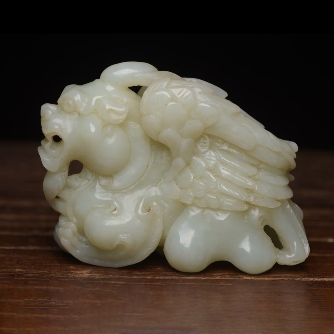 Hetian Jade Flying Beast: Hetian jade flying beast, specifications: 7.0×5.3×2.6 cm, weight 112 grams. The jade texture is warm and delicate, with natural coloration, mature carving technique, first-class patina, vivid carvin