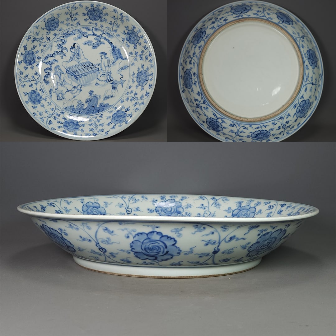 Ming dynasty style blue and white plate with figures and story motifs: Ming-style blank period blue and white porcelain dish with a story of figures playing under pine trees, height 6cm, diameter 33cm Freight: 1.International Freight: Foreign shipping charges are determi