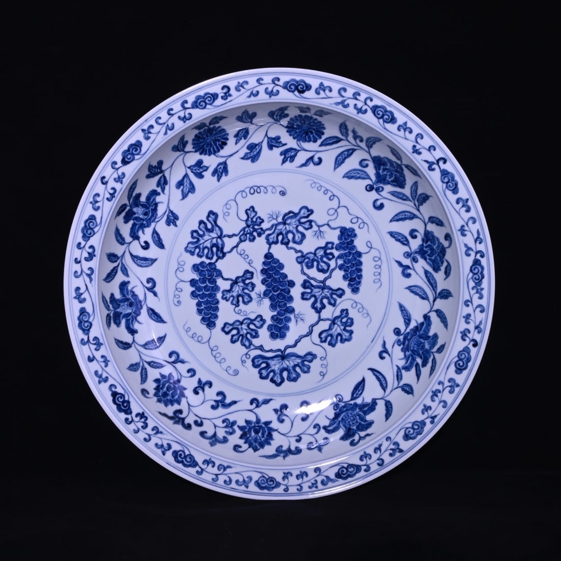 Ming Dynasty Style Yongle Period Blue and White Grape Pattern Appreciation Plate: Ming dynasty style Yongle period blue and white grape pattern Appreciation Plate, height 8×46 centimeters, blue and white large plate, the center grape pattern is outlined with double lines, vines en