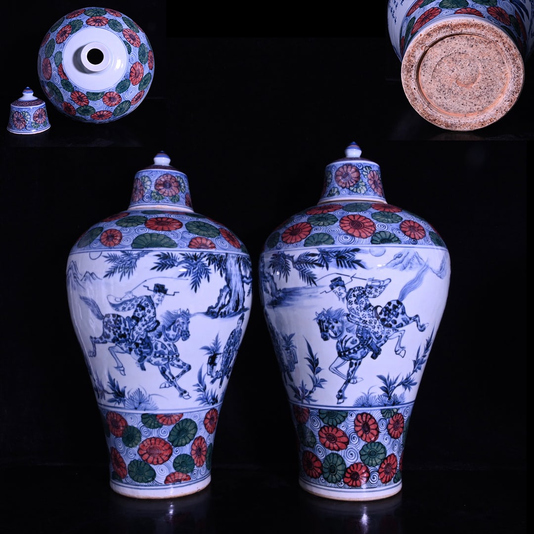 A pair of Mei vases with the story of Han Xin in blue and white and five-color porcelain: A pair of blue and white porcelain vases with polychrome decorations depicting the story of Han Xin, 48×28 centimeters, with the scene of Xiao He chasing Han Xin under the moon painted on the body ��