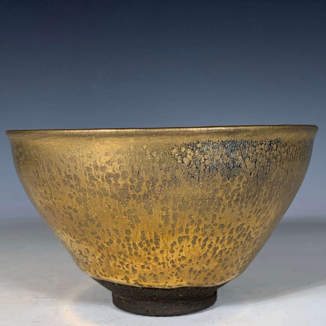 Song Dynasty style Jian Kiln Golden Oil Spot Tea Bowl: Song Dynasty style Jian Kiln Gold Oil Drop Tea Bowl, height 7.5 cm, diameter 12.5 cm Freight: 1.International Freight: Foreign shipping charges are determined by destination. 2.Photos, descriptions an