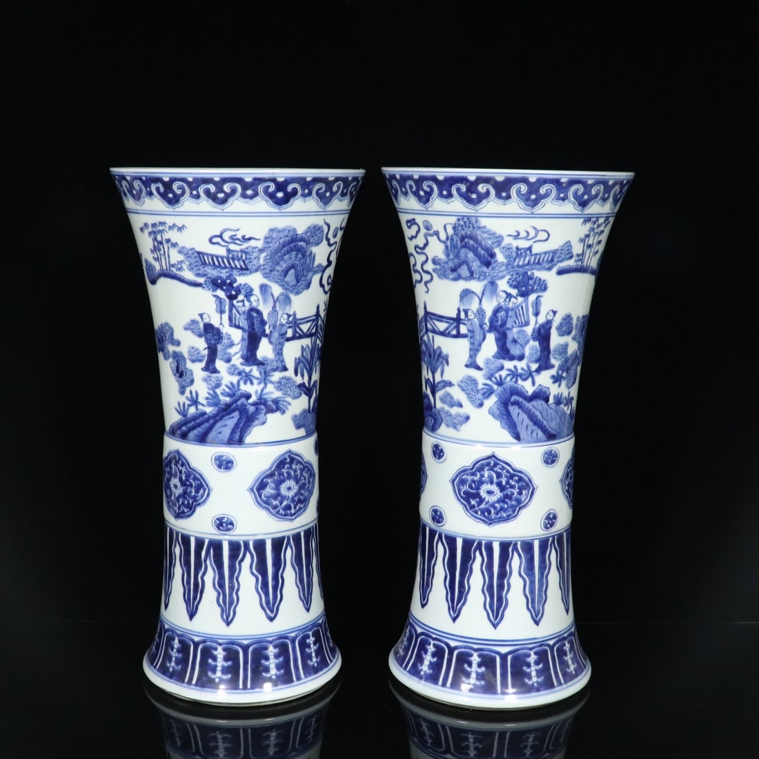 A pair of old blue and white porcelain drum with figures and stories from the Qing Dynasty style: Choice antique Qing style dynasty old porcelain, blue and white, with figures and stories design, a pair of flower drums. The craftsmanship is exquisite, the patina is mature, and the details are as s