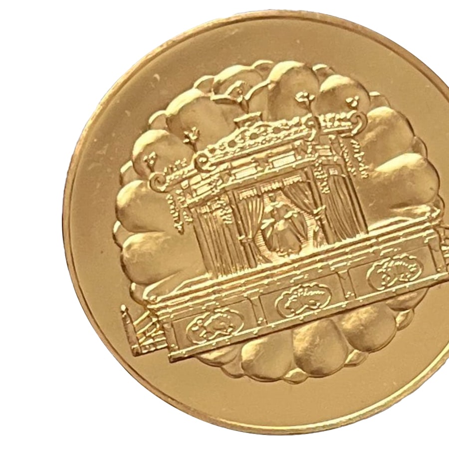 Exclusive: Showa Memorial Gold Plated: Exclusive: Showa Memorial Gold-Plated49100Product DescriptionA commemorative coin made of pure gold, themed on peace.ScratchesDesign: A gold commemorative coin with a stage pattern designStamp: Stampe