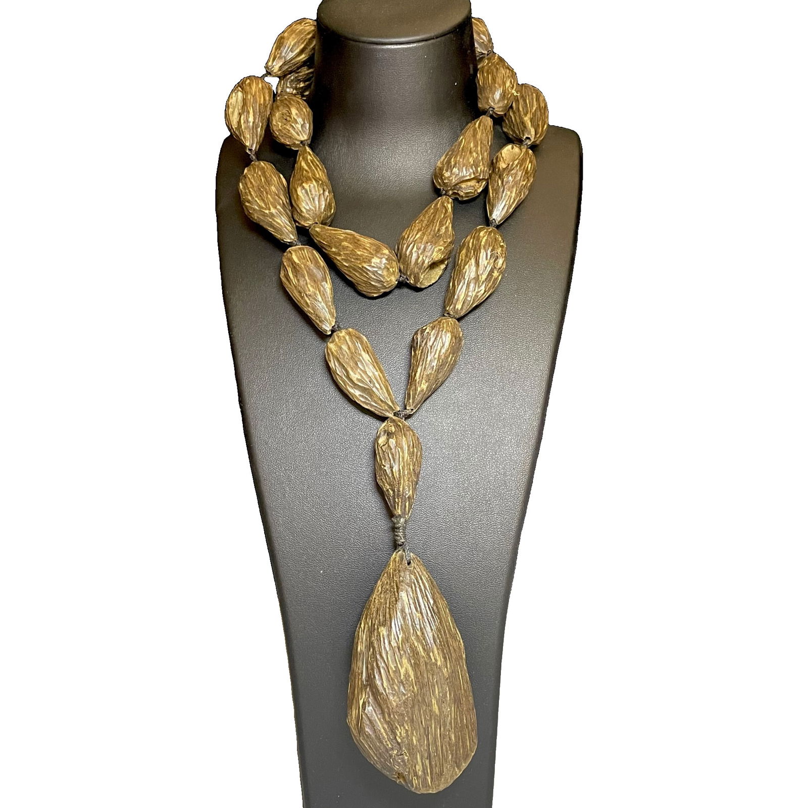 Collection Agarwood Necklace: Rare Incense Wood NecklaceSmall 4.5×2.4?? Large 9.5×5.2×4??Net weight 260 grams Freight: 1.International Freight: Foreign shipping charges are determined by destination. 2.Photos, descriptions and