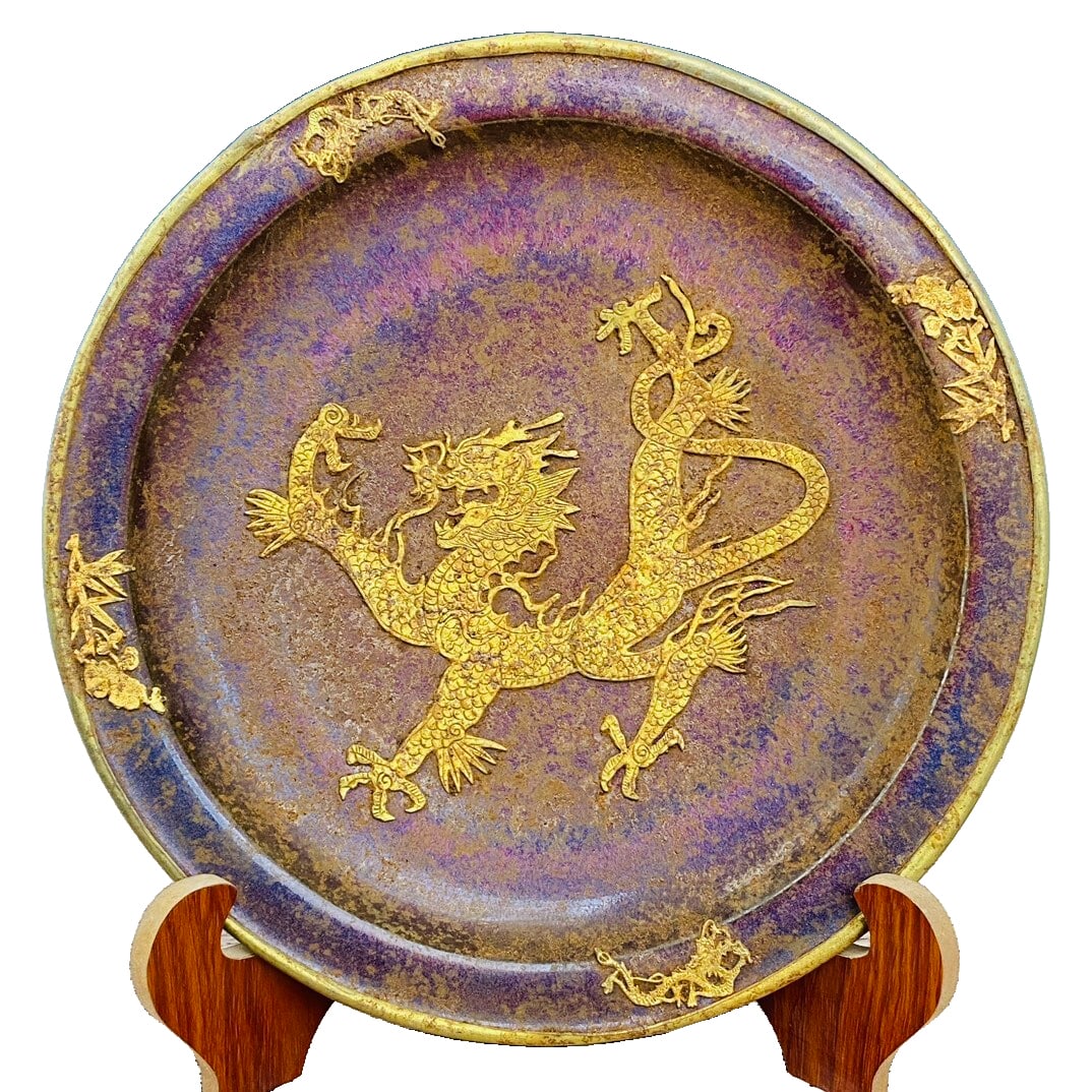 Jun Ware Gilt Pen Washer: This Jun porcelain pen wash with gold inlay, 4 centimeters high and 32 centimeters in diameter, presents an elegant and luxurious artistic style. The overall shape is round and elegant, with a glaze