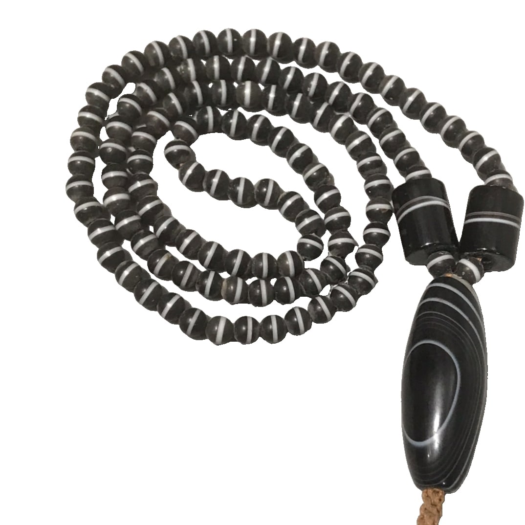 Natural Agate Bodhisattva Eye Bead Necklace: Top-quality natural agate eye stone 5mm 108-bead mala necklace, with distinct black and white lines, and the white line centered. Old Tibetan doctors believe that harnessing the mysterious power of