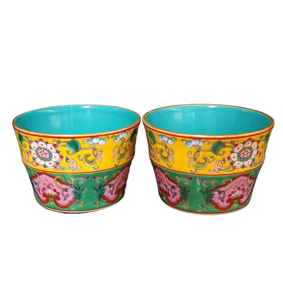 Yongzheng Famille Rose Hand-painted Floral Cup: This pair of famille-rose hand-painted porcelain cups with gilded floral patterns from the Yongzheng period of the Qing dynasty is exquisite, embodying the superior craftsmanship of imperial porcelain