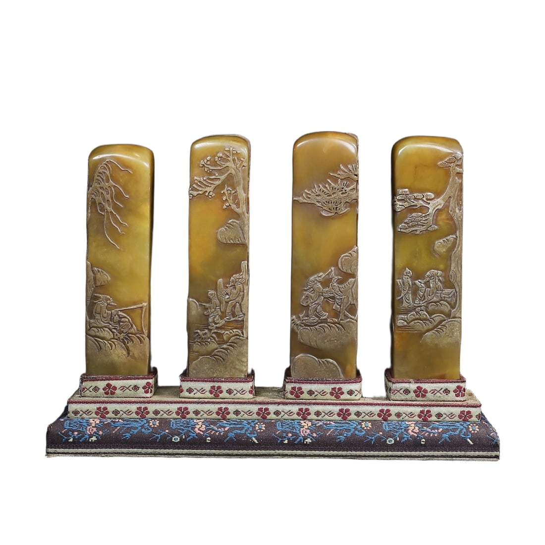 Hand-carved Shoushan Stone Seal Set: A set of hand-carved Shoushan stone seals in an antique treasure box. The outside features the 'Fishermen, Woodcutters, Farmers, and Scholars' design, carved by a famous artist, with fine craftsmanshi