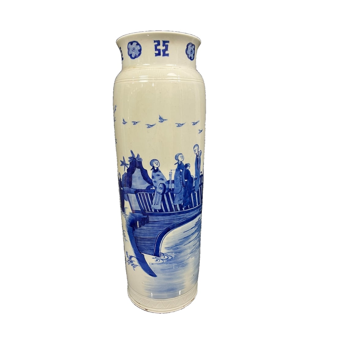 Blue and White Porcelain Qing Dynasty Kangxi Period Straight Vase with Magpie Bridge Design: This Qing Dynasty Kangxi period blue and white straight tube vase is slender with flowing lines. It stands at 45 centimeters tall, with a belly diameter of 15 centimeters, and the proportions are harm