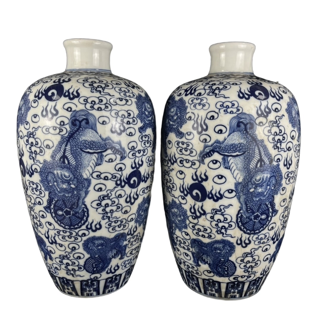 Kangxi Period Lion Playing Ball Pattern Decorated Pair of Vases (1 of 10)