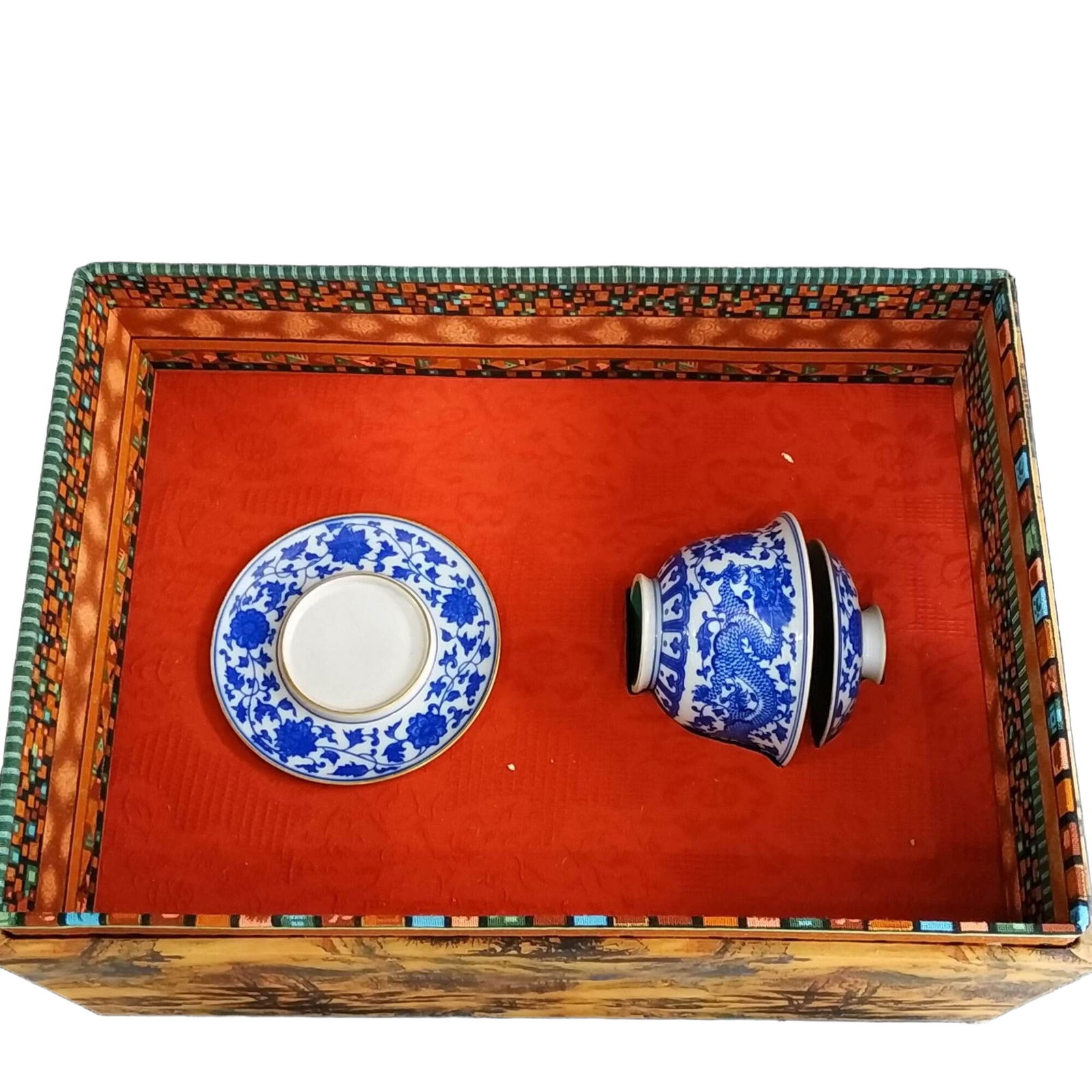 Qianlong Blue and White Hand-painted Dragon Pattern Covered Bowl: This Qing dynasty Qianlong blue and white hand-painted dragon pattern covered bowl features a well-proportioned shape and harmonious proportions, showcasing the exceptional craftsmanship of the Qing e