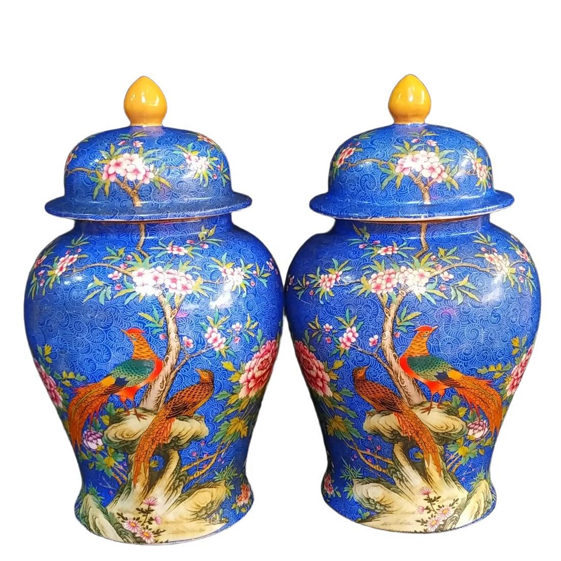 Qianlong Imperial Famille Rose Bird and Flower General Jar: This Qianlong imperial famille-rose porcelain vases are elegantly shaped with smooth lines, highlighting the essence of craftsmanship from the Qianlong period of the Qing Dynasty. The body of the vase