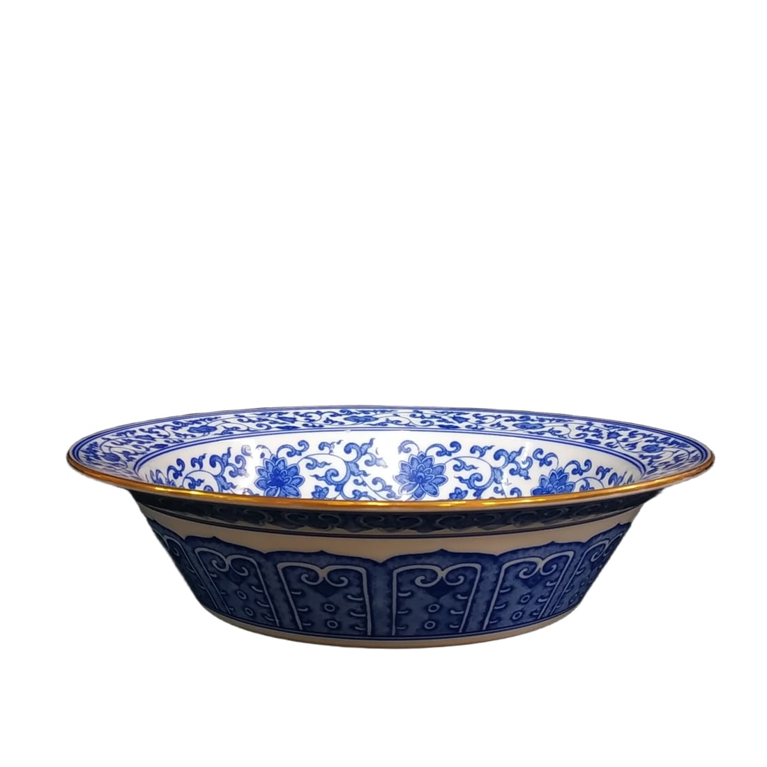 Qing Dynasty Blue and White Hand-painted Qilin Plate with Gilt Decoration: Qing Dynasty Yongzheng period blue and white hand-painted kylin design with gold rim dish, presenting a round and full shape, showcasing the exquisite craftsmanship of the Qing Dynasty. The interior o