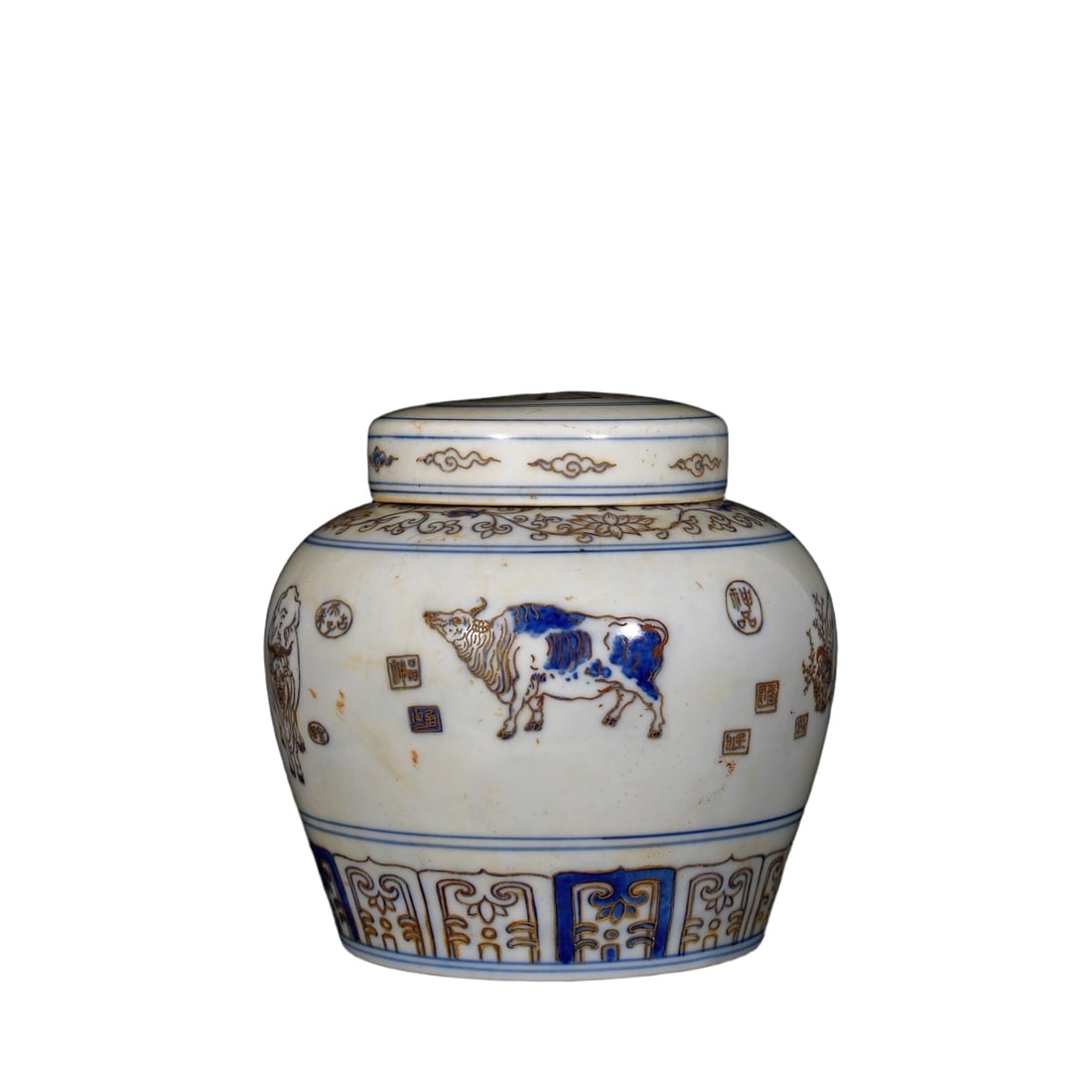 Ming Chenghua Blue and White Carved Gold Thread Five Cattle Pattern Tianzi Jar: The Ming Chenghua blue and white carved gold thread Five Cattle pattern Tian Zi jar features an elegant shape with smooth lines. The Five Cattle pattern on the jar body is delicate and vivid, showcasi