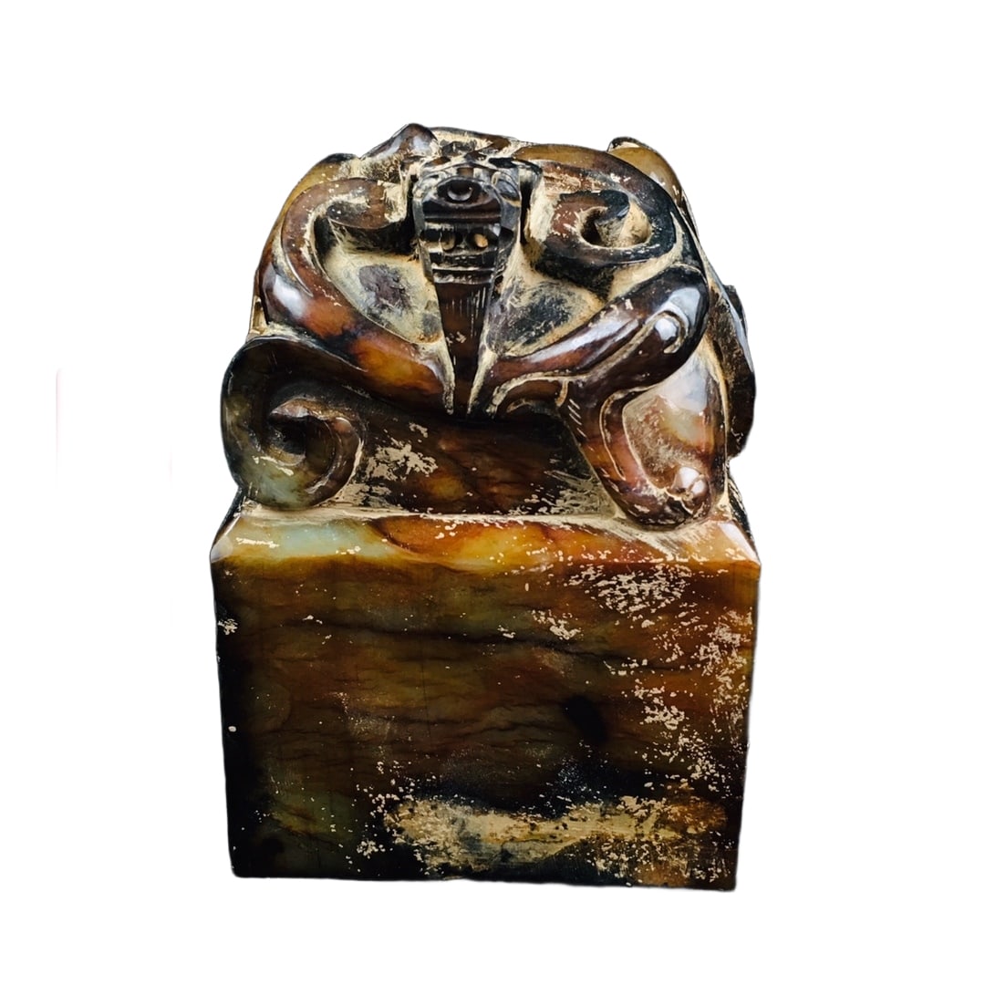 Hetian Jade Seal: Hetian jade seal, exquisite craftsmanship, delicate and lustrous jade texture, with a thick patina Freight: 1.International Freight: Foreign shipping charges are determined by destination. 2.Photos, d