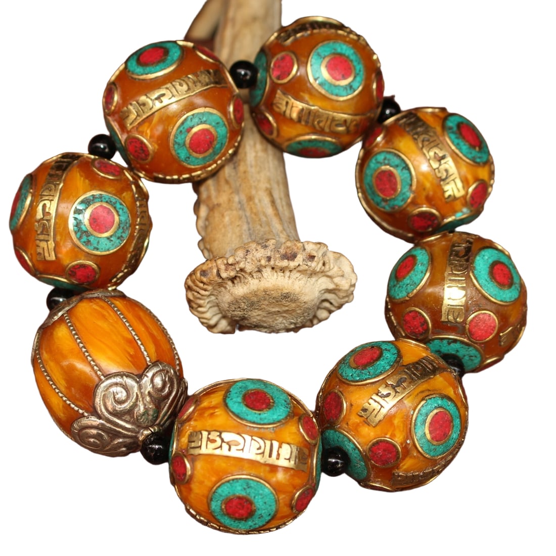 Amber Inlaid Pine and Turquoise Gemstone Bracelet: Amber inlaid with red pine and turquoise gemstone bracelet, length 13 cm, width 3.7 cm, height 13 cm, weight about 170 grams Freight: 1.International Freight: Foreign shipping charges are determined