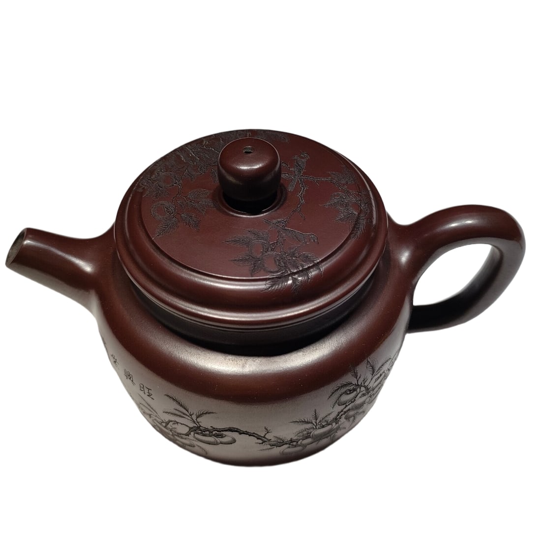 Old Collection, Large Multi-hole Yixing Teapot: A treasured old purple clay teapot with multiple pores, natural patina, well-preserved, and a fine piece for collection. Dimensions as shown in the picture: Length 18cm, Width 11.5cm, Height 11cm.