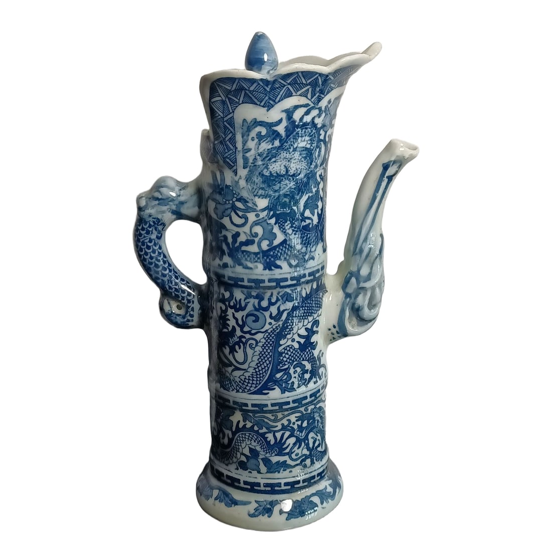 Ming Dynasty Blue and White Dragon Hat Pot: Ming dynasty blue and white dragon hat pot, well-preserved with exquisite craftsmanship, size: 21X12 centimeters Freight: 1.International Freight: Foreign shipping charges are determined by