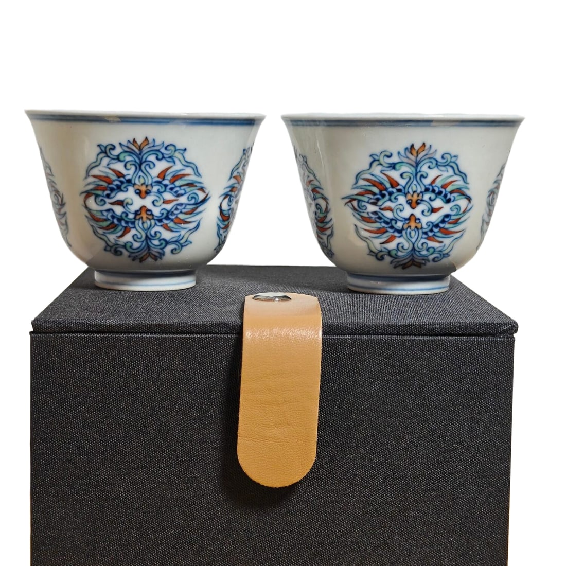 A pair of Doucai cups made by Emperor Yongzheng of the Qing Dynasty (1 of 10)