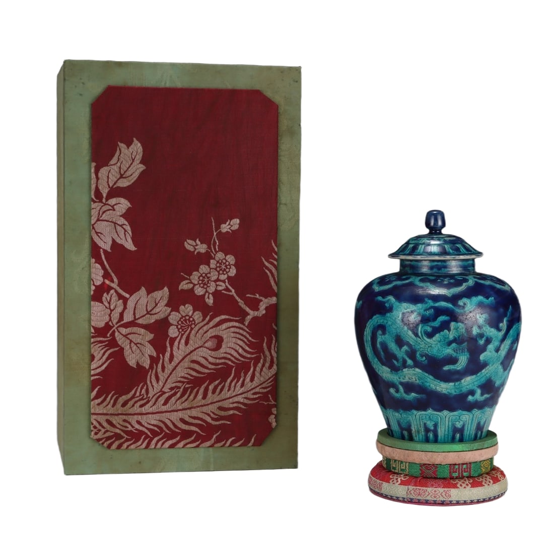 Old Collection Ming Dynasty Xuande Blue Base Green Dragon Pattern Covered Jar: F860---An old collection of a Ming Dynasty Xuande blue-ground green dragon pattern covered jar with a height of 18.3 centimeters and a belly diameter of 13 centimeters. Freight: 1.International Freigh