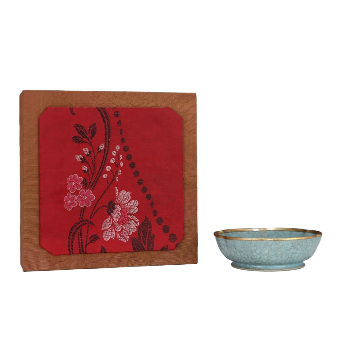 Old Collection Song Dynasty Ru Kiln Ice Piece Glaze Aoi Mouth Wash Dimensions: F965---A Song dynasty Ru ware ice crackle glaze sunflower mouth wash with a height of 4.3 centimeters and a diameter of 13.5 centimeters. Freight: 1.International Freight: Foreign shipping charges are