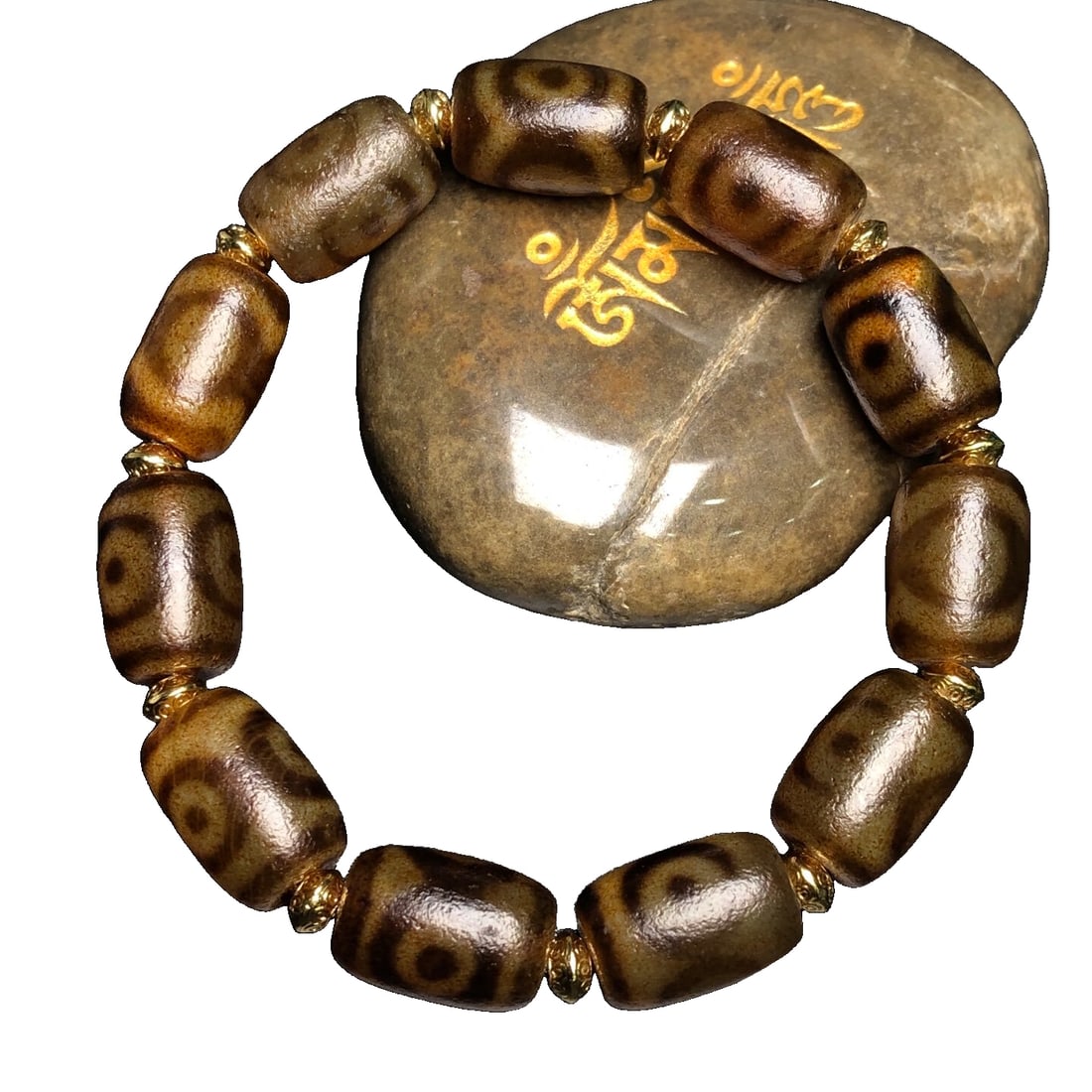Old Material High Oil Patina Three-Eyed Dzi Bracelet: Old Material High Oil Bead Three-Eye Celestial Pearl BraceletSize: 15x11 millimetersx11 beadsThree-Eye CelestialPearl symbolizes the perfection of Buddha's body, speech, and mind, the protection of