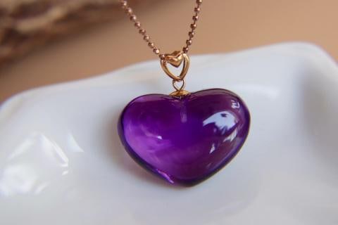 18K Gold Amethyst Pendant: 18K Gold Amethyst Pendant 1.International Freight: Foreign shipping charges are determined by destination. 2.Photos, descriptions and valuations have been meticulously prepared by fully certified expe