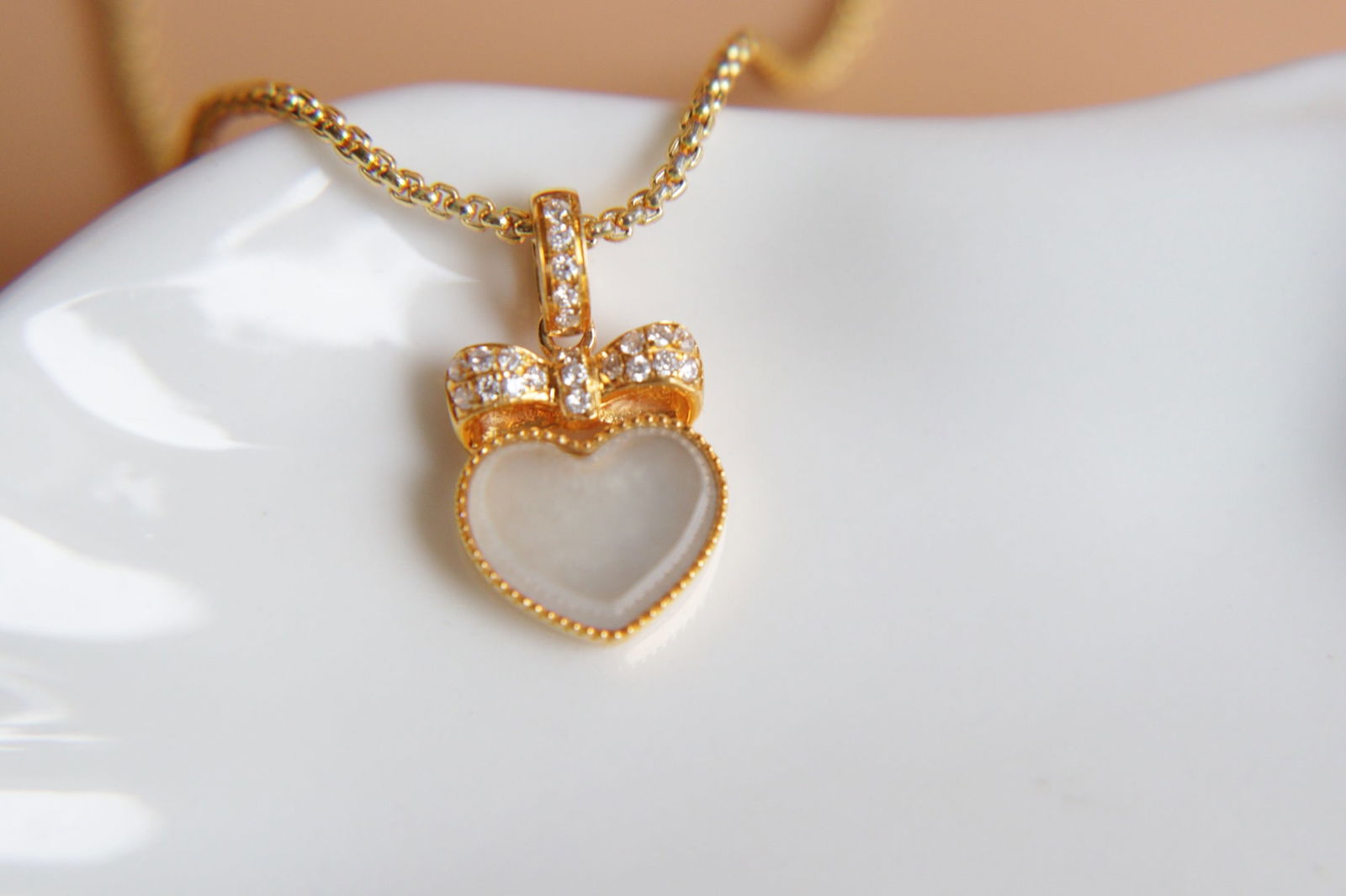 18K Gold Inlaid South African Diamond Natural Ice Jadeite Pendant: 18K Gold Set with Natural Ice-like Jade High Ice Peach Heart Pendant Moist and Full, Ice Base with Gloss Set with South African Diamonds, Thick Gold Setting 1.International Freight: Foreign shipping c