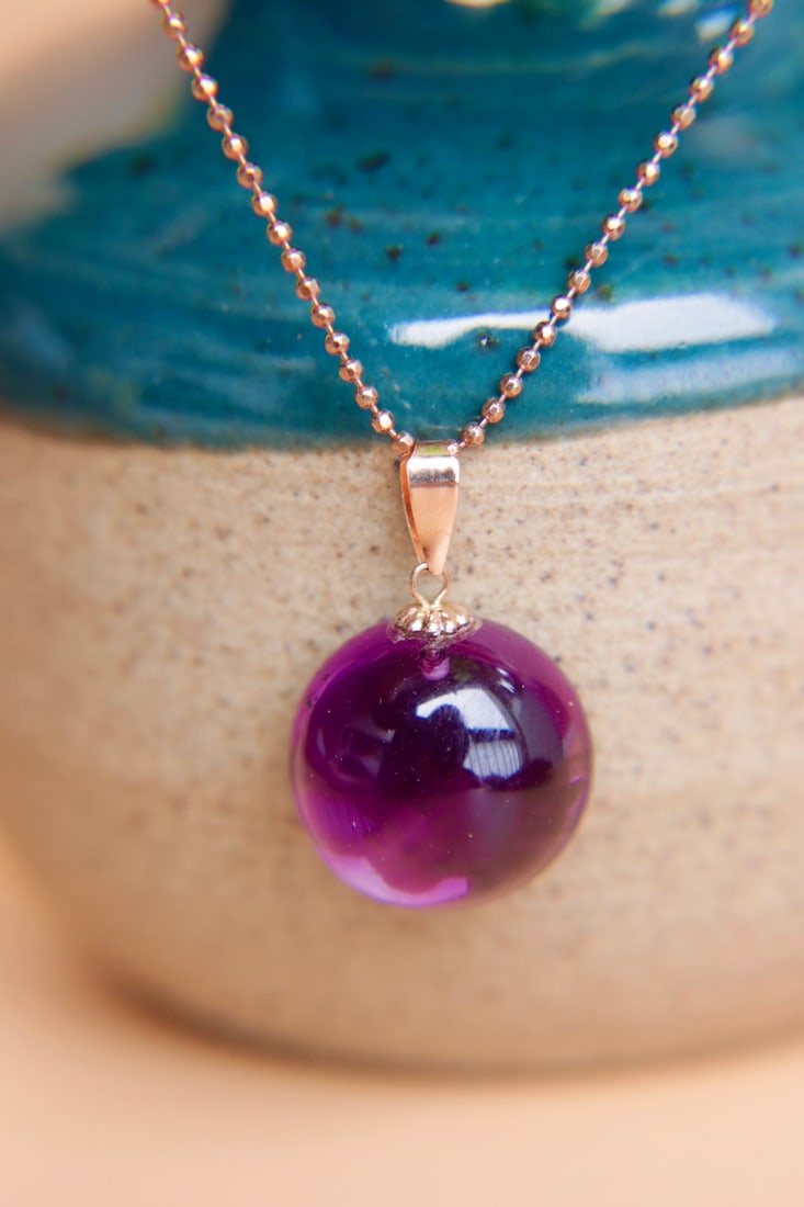 18K Gold Amethyst Pendant: 18k gold amethyst pendant 1.International Freight: Foreign shipping charges are determined by destination. 2.Photos, descriptions and valuations have been meticulously prepared by fully certified expe