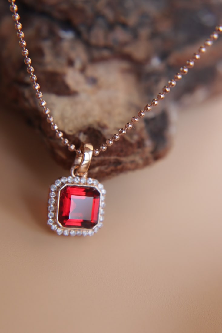 18K Gold Inlaid Ruby Color Sunstone Pendant: 18K Gold Plated Ruby Red Sunstone Diamond PendantMain Stone 0.8~0.85ct Color BeautifulThick Gold Setting Full Back Diamond 1.International Freight: Foreign shipping charges are determined by destinati