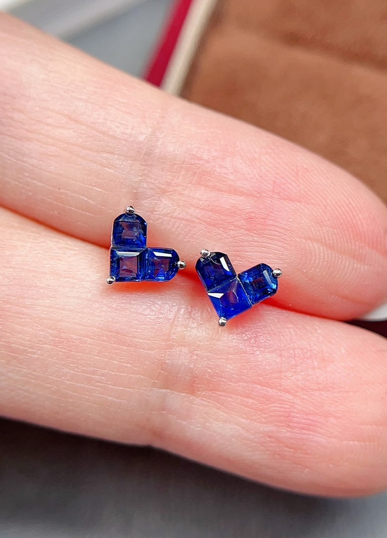 18K Gold Sapphire Earrings: 18k Gold Sapphire Stud Earrings, Royal Blue, beautiful color and transparency, sweet heart-shaped design, main stone about 0.6 carats, weighs 0.59 grams 1.International Freight: Foreign shipping charg